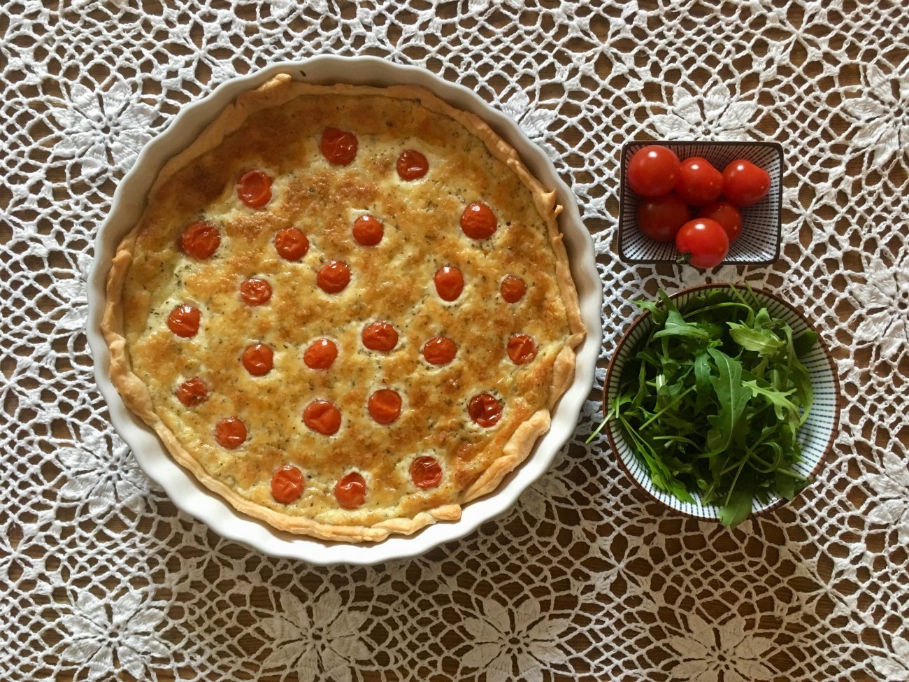 Sluoksniuotos tešlos pyragas su mocarelos sūriu ir pomidoriukais