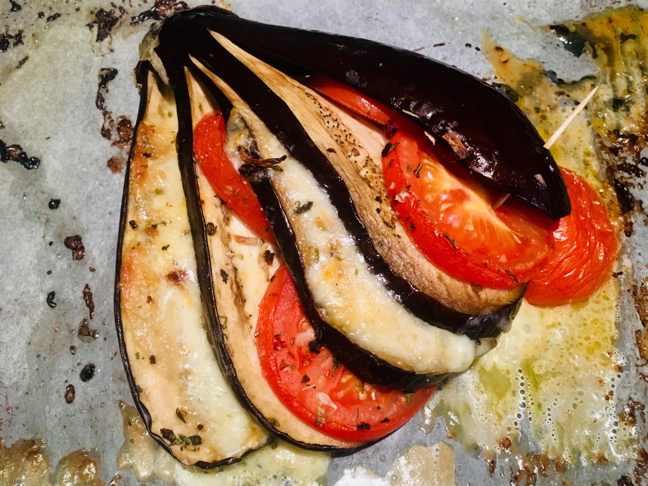 Orkaitėje keptas baklažanas su mocarela ir pomidorais