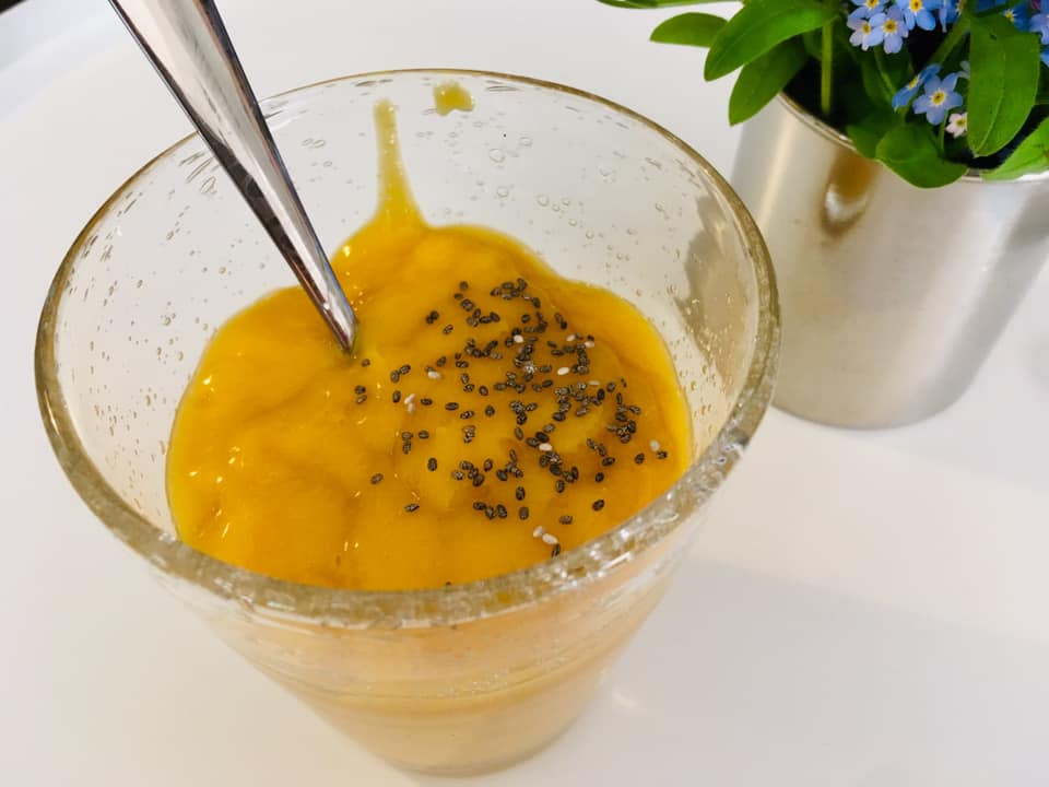 Džiovintų mangų ir apelsinų sulčių smoothie (glotnutis)